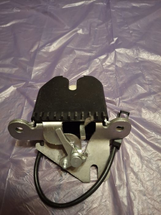 Механізм замка кришки багажника Каліна.