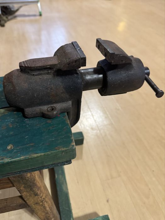 Тиски  КЗТС СССР слесарные  инстумент