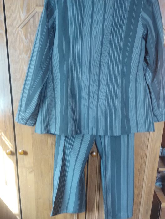 Жіночий брючний костюм