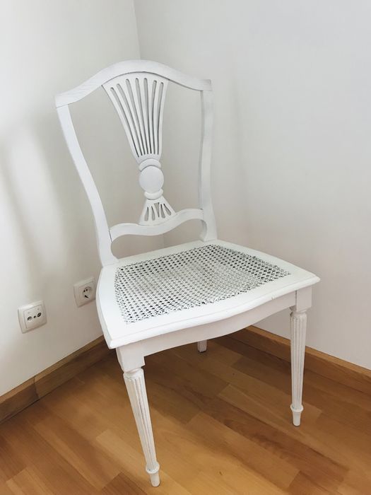 Cadeira branca vintage palhinha