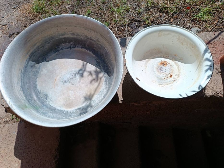 Таз эмалированный,б/у.Пластмассовые ящики