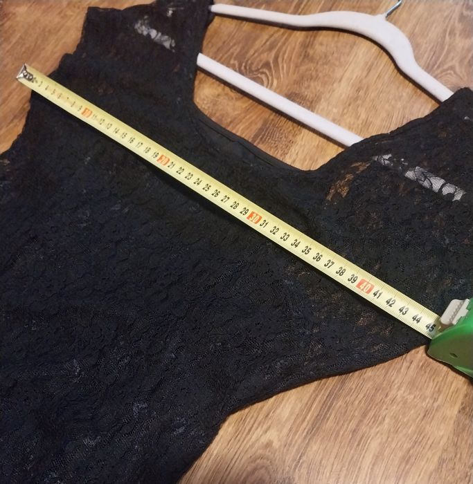 Elegancka sukienka z koronki w czarnym kolorze S/M