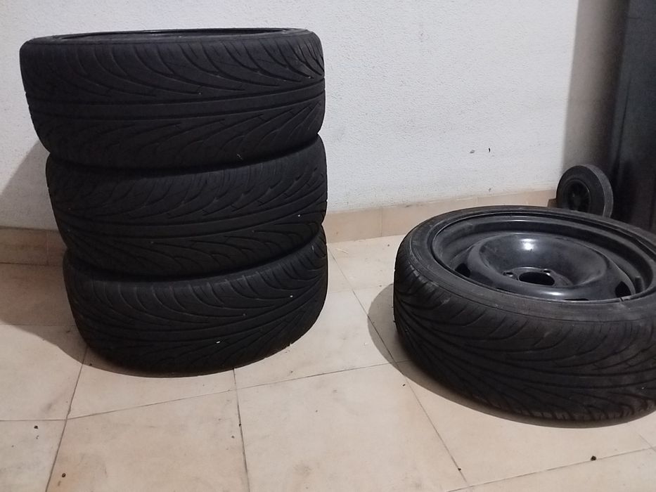 Jogo de pneus e jantes