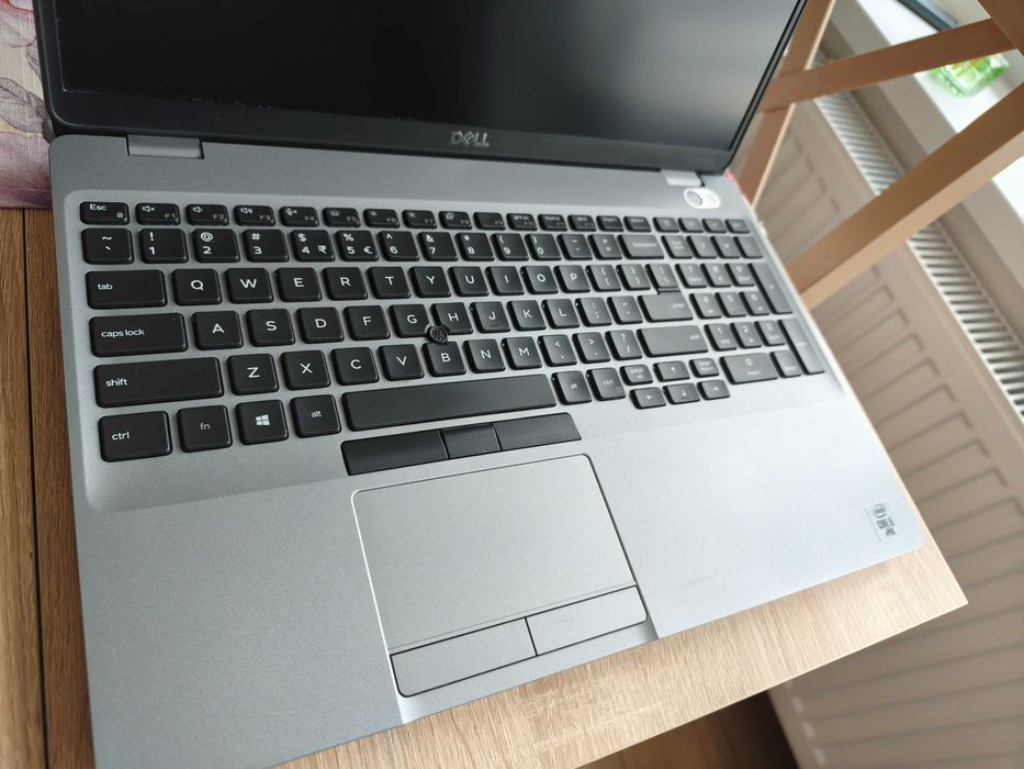 Duży ładny laptop Dell Latitude 5510