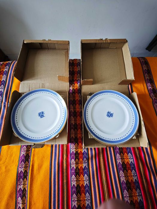 Serviço de mesa em porcelana portuguesa Vista Alegre em perfeito estado