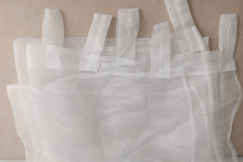 Lekkie i eleganckie firanki białe z organzy na szelkach – 5 sztuk