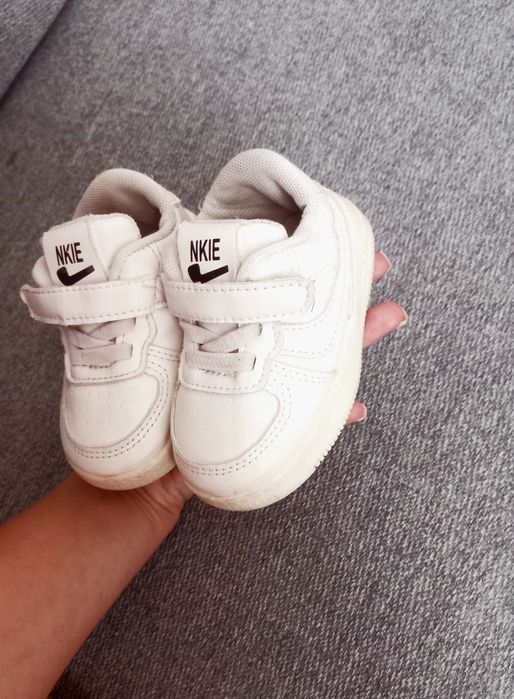 Дитячі кросівки білі