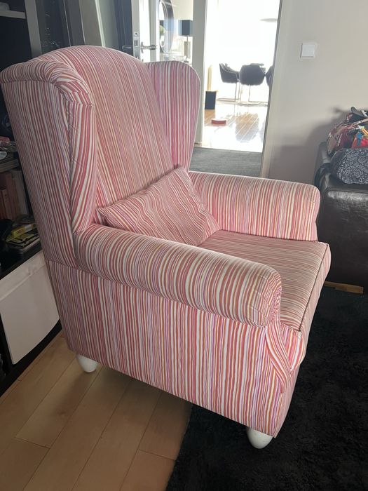 Cadeirão de orelhas e descanso