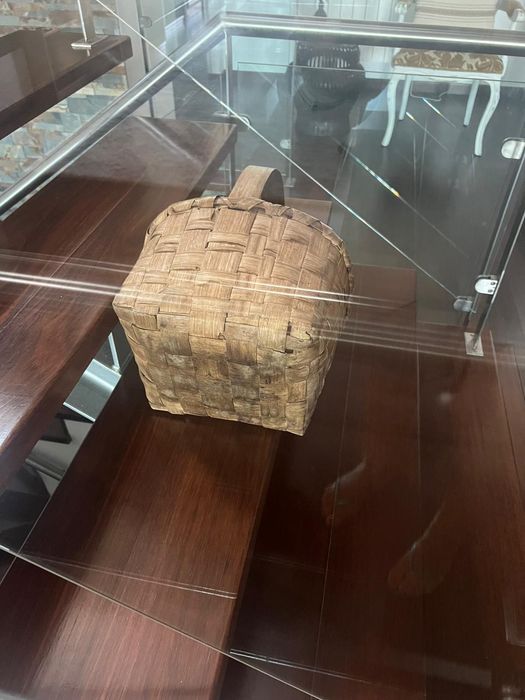 Cesta antiga bege