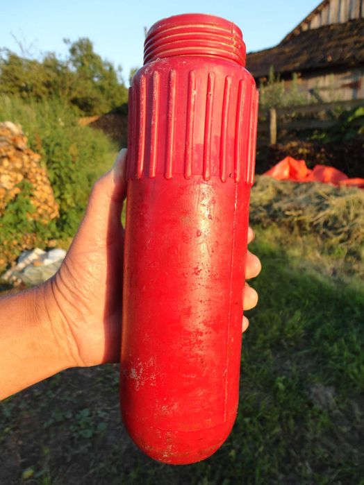 Пластмасовий червоний балон з-під порошкового вогнегасника