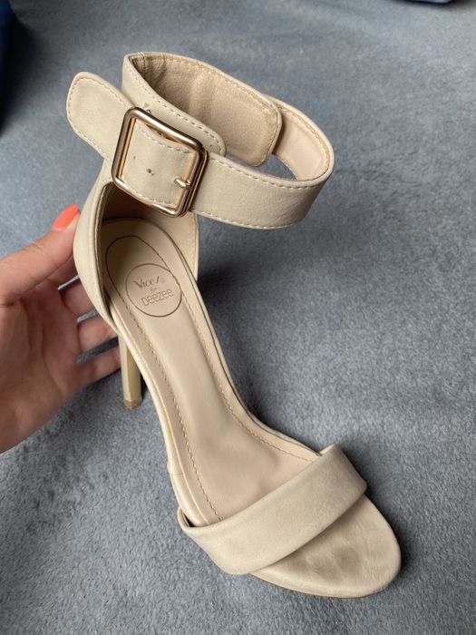 Sandałki na obcasie