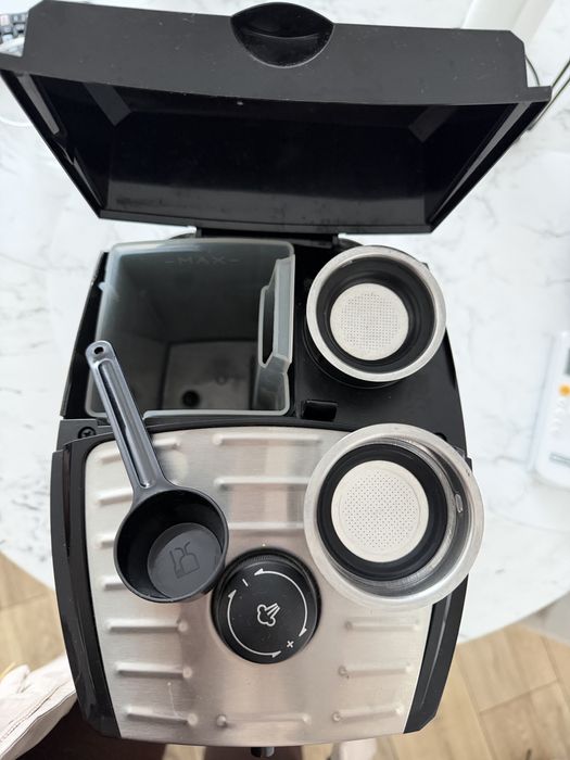 Кавоварка DeLonghi EC 156.B / Надійна ріжкова еспресо-машина