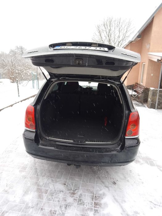 Тойота авенсіс 2005