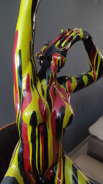 Figura feminina em pose artística
