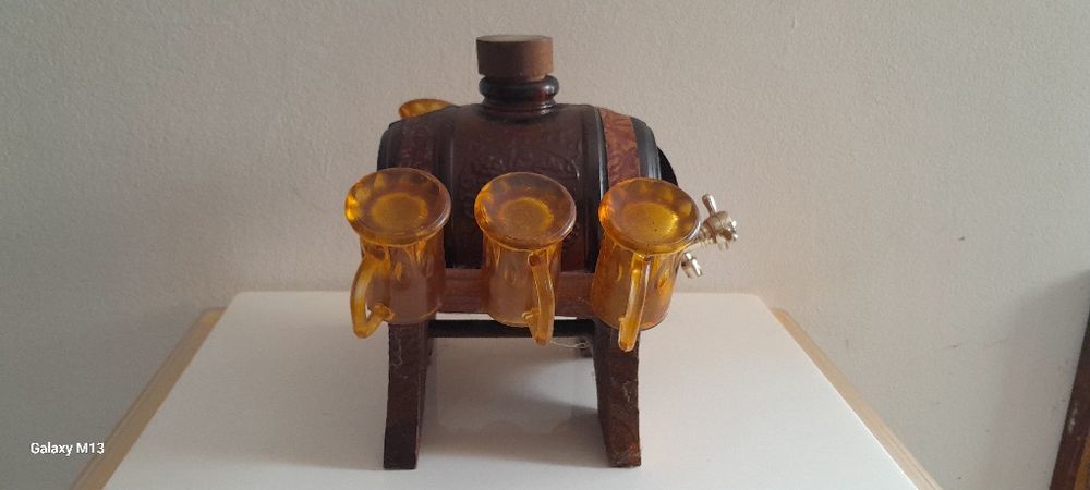 Barril decorativo em loiça e copos vidro