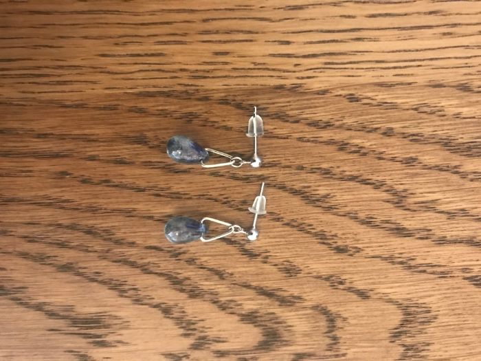 Par de brincos pequenos, com pendentes