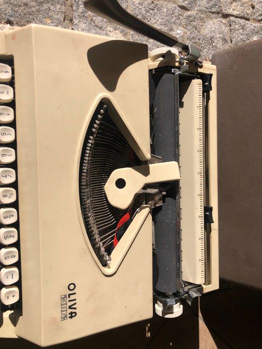 Máquina de escrever antiga Oliva 2002