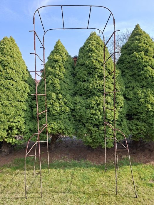 Pergola ogrodowa metalowa na kwiaty