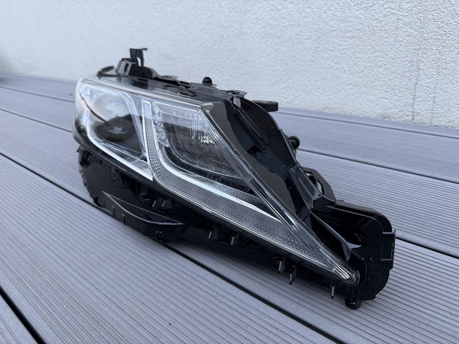 Reflektor lampa prawa przednia Toyota Camry XV70 uszkodzona obudowa