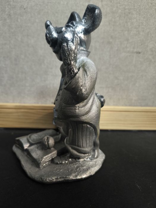 Estátua de rato prateado 
Estátua decorativa com a figura de um rato v