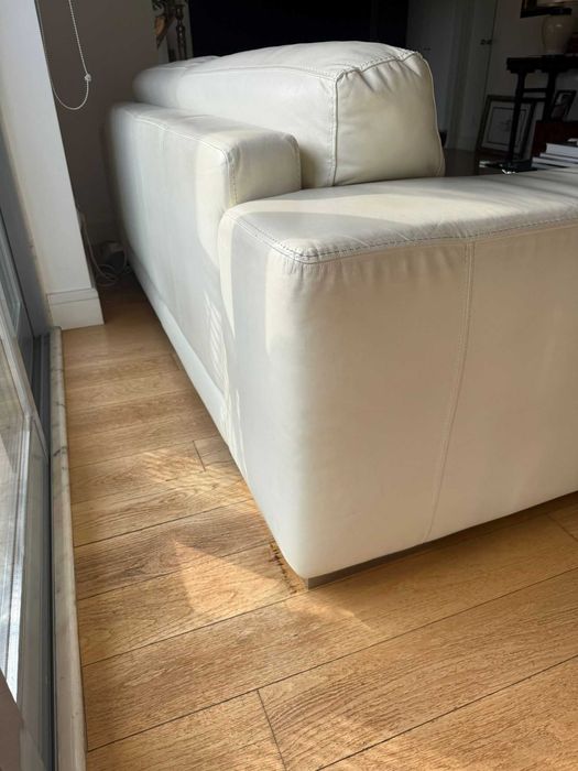 Conjunto de Sofás Brancos Confortáveis em Ótimo Estado