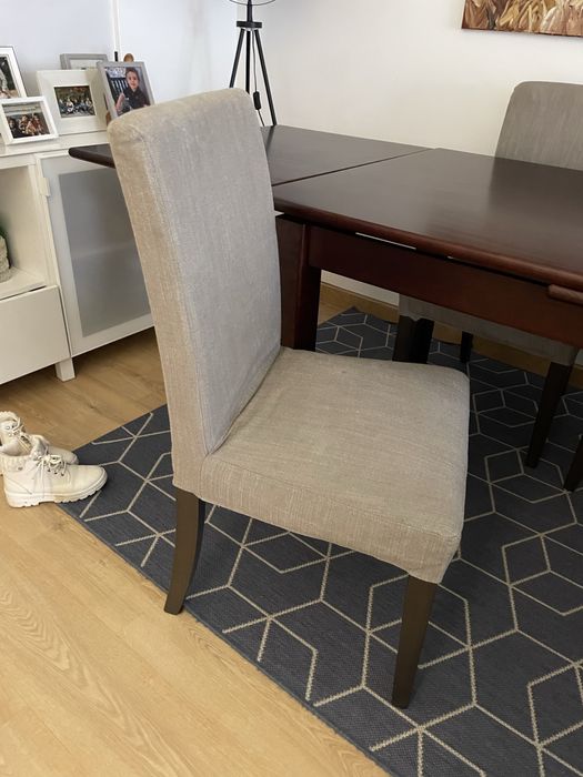 Cadeiras ikea modelo bergmung com capa cinza claro