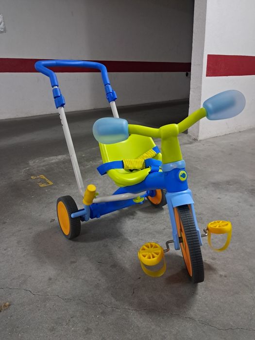 Triciclo a pedais e pega para empurrar