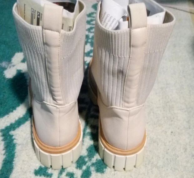 Botas novas nunca usadas tenho dois pares  n39 e número  40