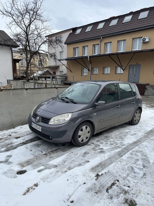 Продам Renault Scenic 2006 року — ідеальний сімейний автомобіль, який реально створений для комфортних та безпечних поїздок з дітьми.
Машина простора, зручна, дуже практична в повсякденному житті: садок, школа, подорожі, поїздки на вихідні — Scenic для цього підходить на 100%.

Авто з бензиновим двигуном 2.0, встановленим ГБО, що робить витрати на паливо мінімальними. Автоматична коробка передач працює плавно й м’яко.
За 3 роки володіння я добре вивчив автомобіль, знаю кожну дрібницю, все обслуговувалось вчасно. Машина технічно в дуже хорошому стані, без ДТП, без прихованих проблем.

Причина продажу проста й чесна — хочу авто більшого класу та дорожче, тому цей Scenic шукає нову сім’ю, якій він ще довго буде служити вірою і правдою.

Пробіг 278 тис. км — реальний, не кручений.
Колір — темно-сірий, практичний і немаркий.
По кузову є незначні косметичні моменти, сліди нормальної експлуатації, нічого критичного.

Комплектація:
	•	клімат-контроль
	•	круїз-контроль
	•	легкосплавні (титанові) диски
	•	просторий салон з великою кількістю місця для дітей
	•	великий багажник для візка, велосипедів, валіз

Автомобіль дуже зручний саме для сім’ї з дітьми — легко сідають, багато простору, комфорт у дорозі, економічний у витратах.

Шукаю реального покупця — бажано сім’ю.
Перекупів і авто-бізнес прошу не турбувати.
Продаж неспішний, торг тільки біля авто й по суті.
Готовий до будь-яких перевірок.
