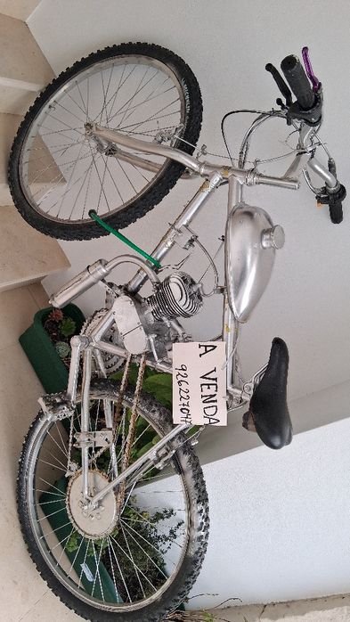 Bicicleta com roda de 26 polegadas e motor de 90cc.