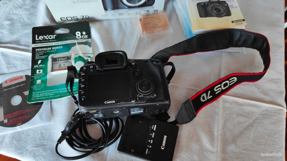 Canon EOS 7D- CORPO (26143 disparos) com caixa + Bateria + Carregador+ cartão + alça (tudo original) ótimo estado