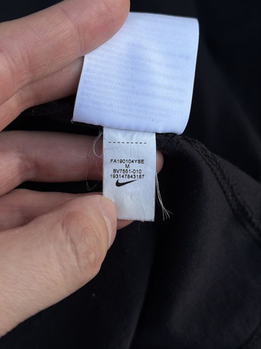 Czarna koszulka z haftowanym logo Nike Air, rozmiar M