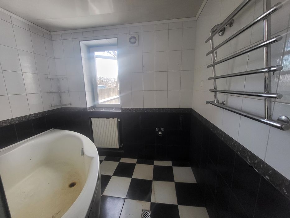 Добротний будинок з ділянкою 10 соток