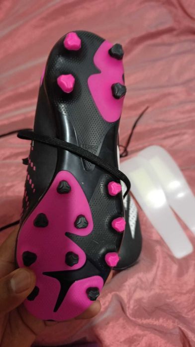 Chuteira Predator Rosa e Preto Adidas 100€