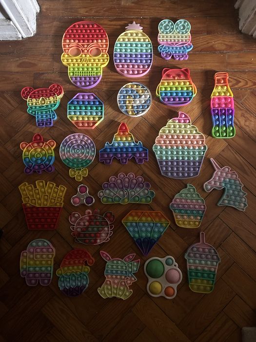 Fidget toys e malas em ótimo estado.