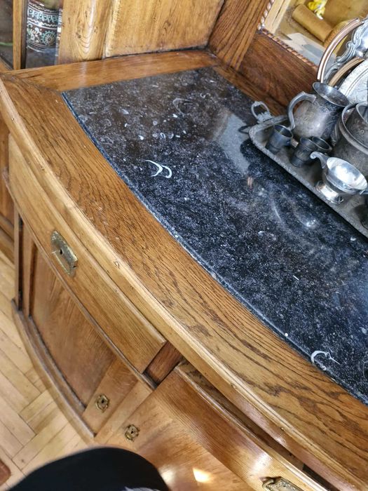 Старовинний креденс із мармуровою вставкою