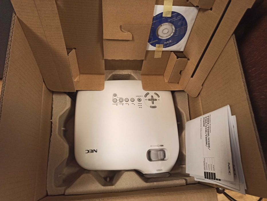 Projektor NEC VT570 3LCD 1300ANSI XGA VGA