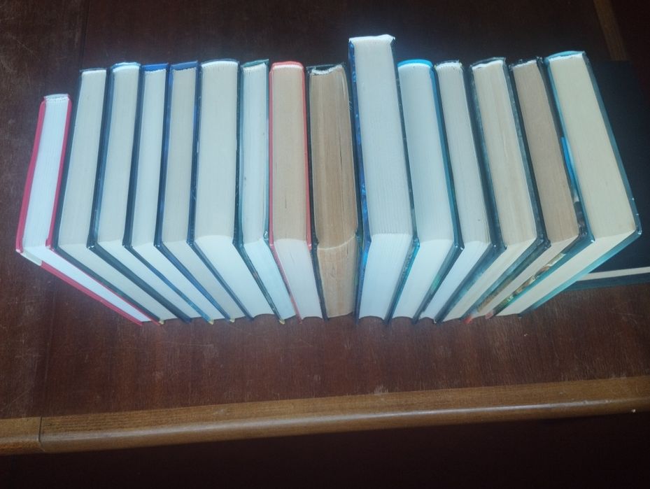 Серия книг о ведьмах и мистике.