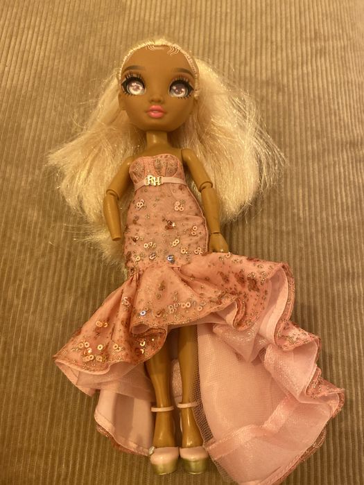 Boneca rainbow high com roupas e sem uma mão sou de évora