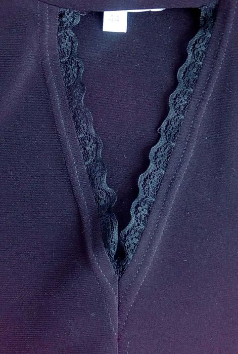 Черное комбинированное трикотажное платье с кружевной отделкой