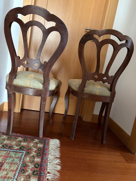 Par de cadeiras estofadas em mogno
