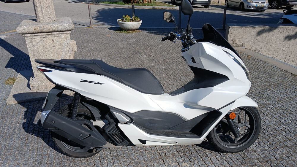 Vendo moto PCx 2023 , com 13 mil km , as revisões feita na Honda, moto de mulher .Como nova