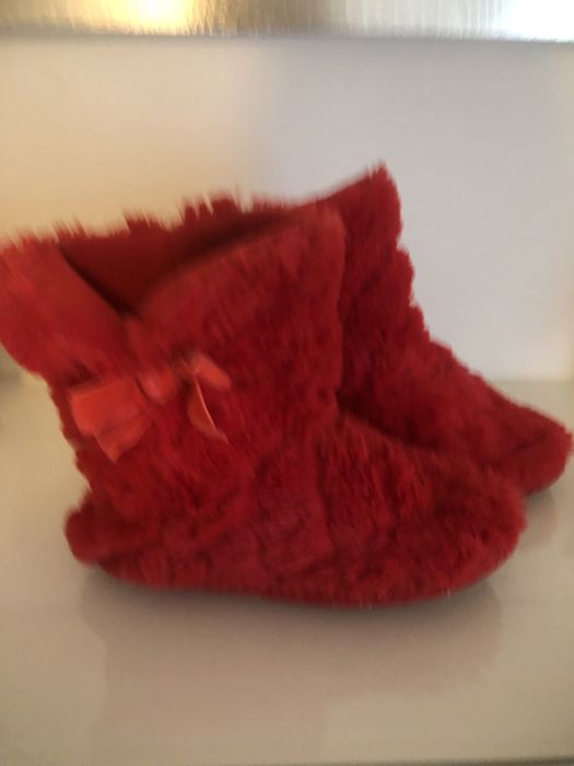 Pantufas vermelhas em pelo