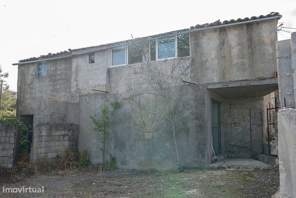 Moradia T3 para restauro em Mourão, Vila Flor!