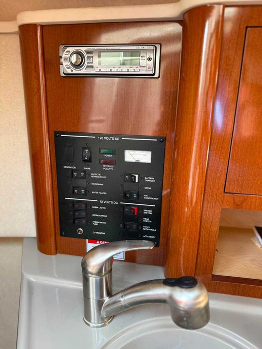 motorówka Sea Ray Sundancer 240 2011 – 190 MTH, FL przyczepa 5.0 Mercruiser