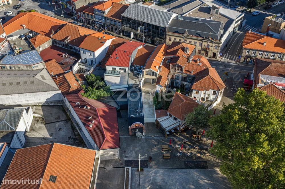 Prédio com Loja + 2 Apartamentos T1 e Terreno | Centro de Valongo