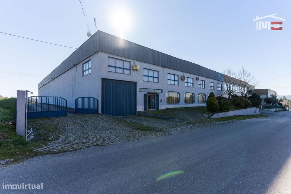 3 Armazéns (2240 M2)  Para Venda Mais Um Terreno Com 2987 M2 (Ourém)