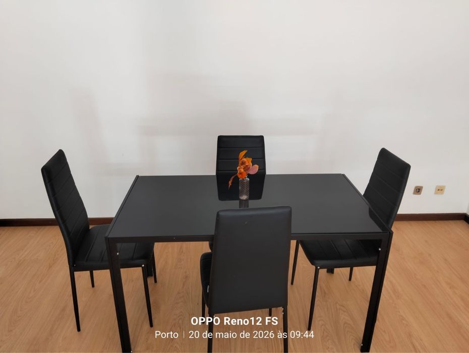 Mesa de vidro com 6 cadeiras
