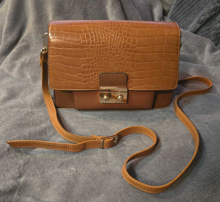 Torebka Stradivarius ze skórzanym paskiem