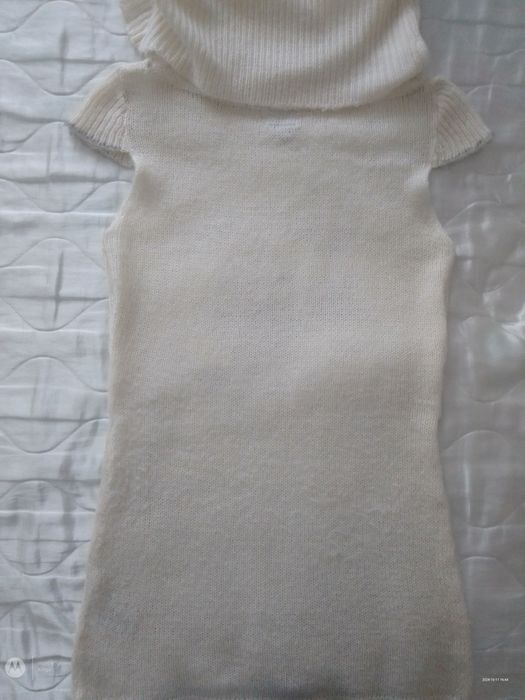 Długi sweter z dużym golfem kremowy